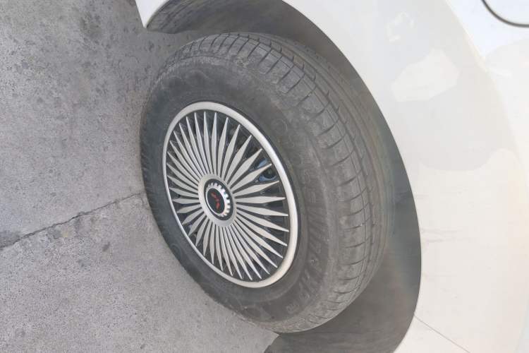 Used Wuling Hongguang New Energy 2025 Extended-Range Hybrid 50 km Standard Version Right Front Wheel Hub
