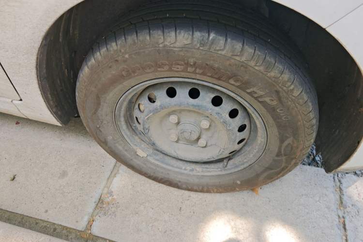 Used Wuling Hongguang New Energy 2025 Extended-Range Hybrid 50 km Standard Version Right Front Wheel Hub
