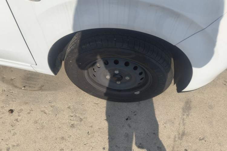 Used Wuling Hongguang New Energy 2025 Extended-Range Hybrid 50 km Standard Version Right Front Wheel Hub