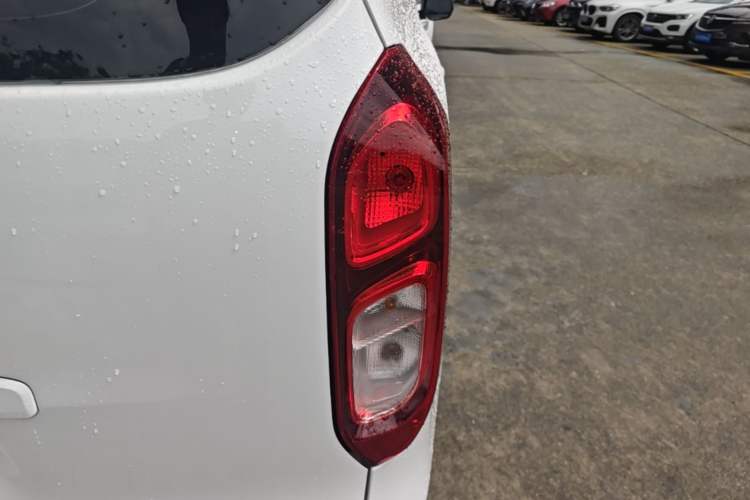 Used Wuling Hongguang New Energy 2025 Extended-Range Hybrid 50KM Comfort Version Right Rear Taillight