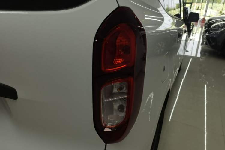 Used Wuling Hongguang New Energy 2025 Model Range-Extending Hybrid 150KM Standard Edition Right Rear Taillight