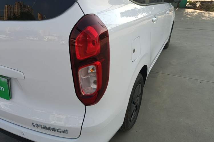 Used Wuling Hongguang New Energy 2025 Model Range-Extending Hybrid 150KM Comfort Edition Right Rear Taillight