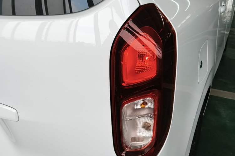Used Wuling Hongguang New Energy 2025 Model Range-Extending Hybrid 150KM Comfort Edition Right Rear Taillight