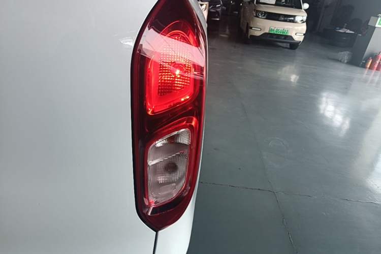 Used Wuling Hongguang New Energy 2025 Extended-Range Hybrid 50KM Comfort Version Right Rear Taillight