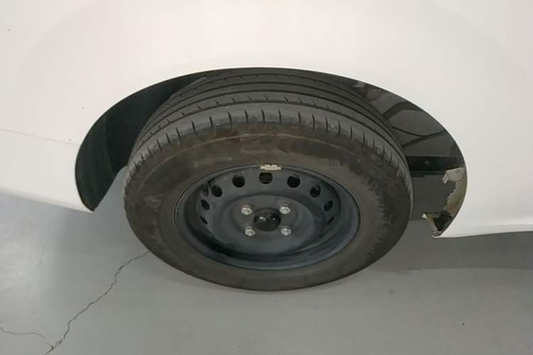 Used Wuling Hongguang New Energy 2025 Extended-Range Hybrid 50 km Standard Version Right Rear Wheel Hub