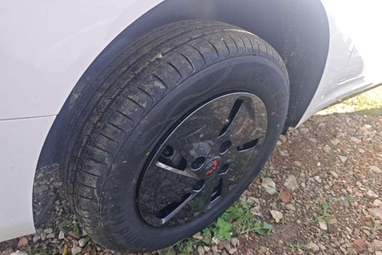 Used Wuling Hongguang New Energy 2025 Extended-Range Hybrid 50KM Comfort Version Right Rear Wheel Hub