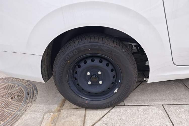 Used Wuling Hongguang New Energy 2025 Extended-Range Hybrid 50 km Standard Version Right Rear Wheel Hub