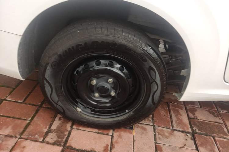 Used Wuling Hongguang New Energy 2025 Extended-Range Hybrid 50 km Standard Version Right Rear Wheel Hub