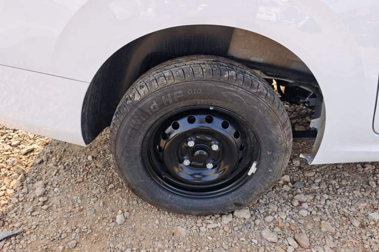 Used Wuling Hongguang New Energy 2025 Extended-Range Hybrid 50 km Standard Version Right Rear Wheel Hub