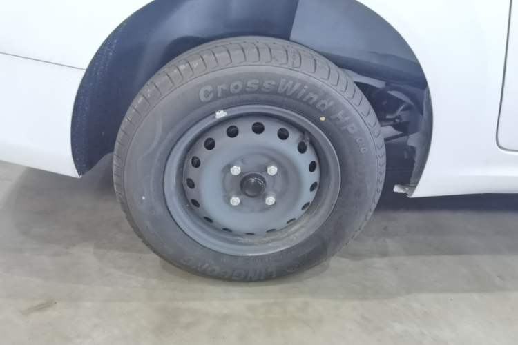 Used Wuling Hongguang New Energy 2025 Extended-Range Hybrid 50 km Standard Version Right Rear Wheel Hub