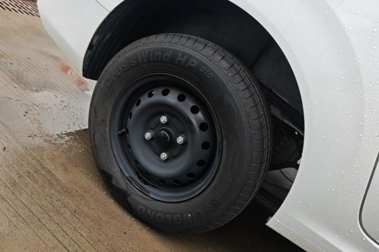 Used Wuling Hongguang New Energy 2025 Extended-Range Hybrid 50 km Standard Version Right Rear Wheel Hub