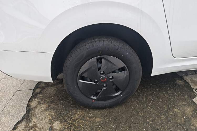 Used Wuling Hongguang New Energy 2025 Extended-Range Hybrid 50KM Comfort Version Right Rear Wheel Hub