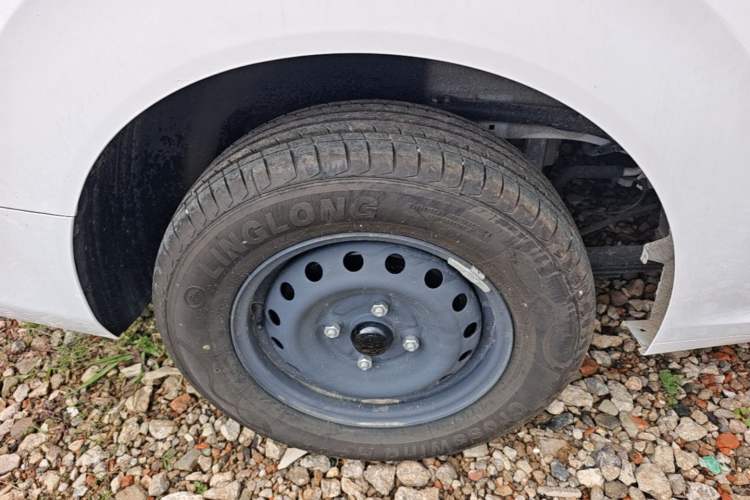 Used Wuling Hongguang New Energy 2025 Extended-Range Hybrid 50 km Standard Version Right Rear Wheel Hub
