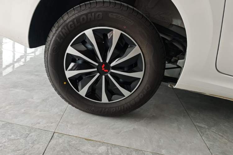 Used Wuling Hongguang New Energy 2025 Extended-Range Hybrid 50 km Standard Version Right Rear Wheel Hub