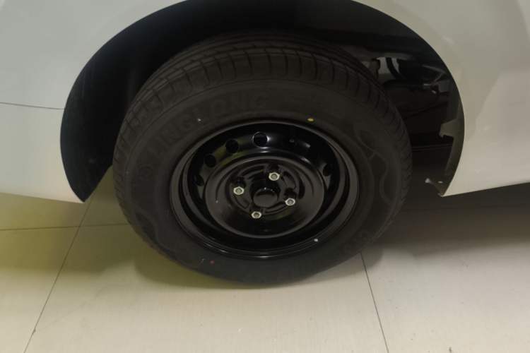 Used Wuling Hongguang New Energy 2025 Extended-Range Hybrid 50 km Standard Version Right Rear Wheel Hub
