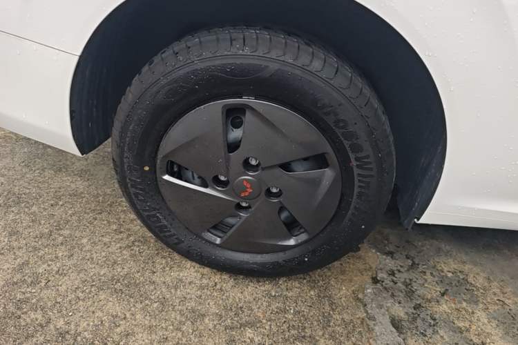 Used Wuling Hongguang New Energy 2025 Extended-Range Hybrid 50KM Comfort Version Right Rear Wheel Hub