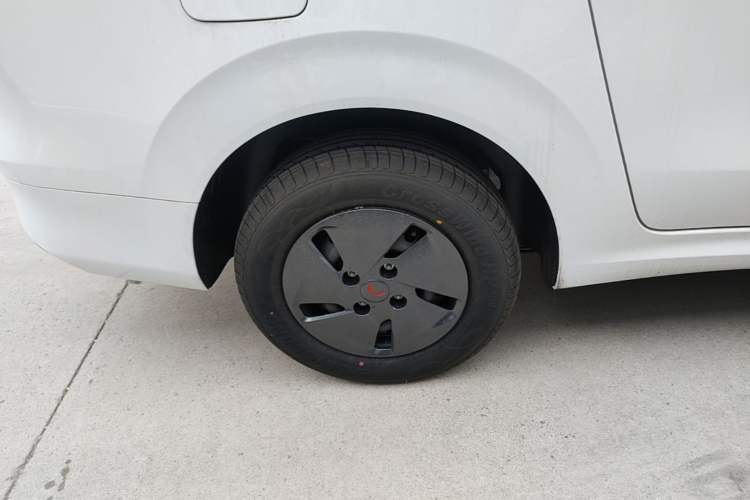 Used Wuling Hongguang New Energy 2025 Extended-Range Hybrid 50KM Comfort Version Right Rear Wheel Hub