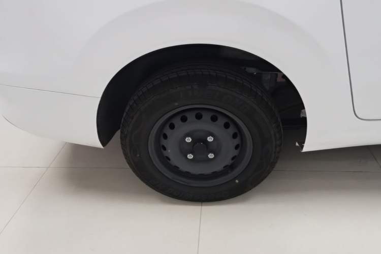 Used Wuling Hongguang New Energy 2025 Model Range-Extending Hybrid 150KM Standard Edition Right Rear Wheel Hub