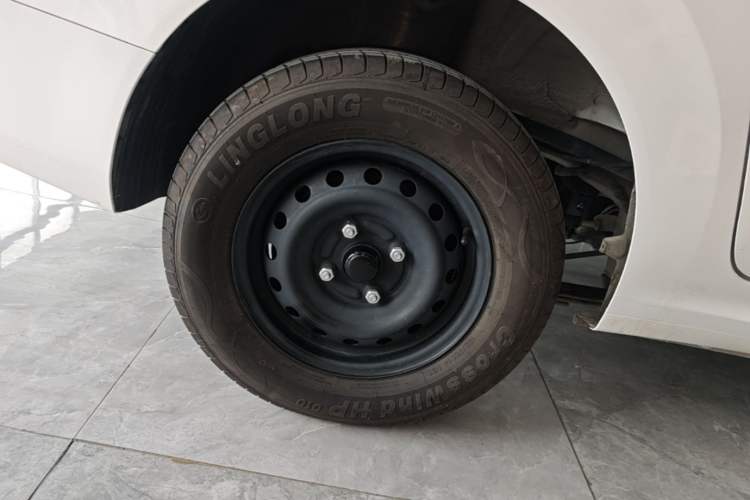 Used Wuling Hongguang New Energy 2025 Extended-Range Hybrid 50 km Standard Version Right Rear Wheel Hub