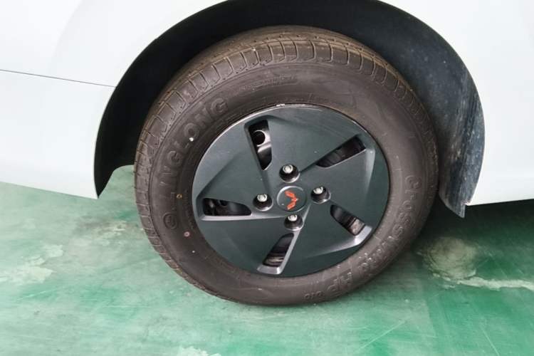 Used Wuling Hongguang New Energy 2025 Model Range-Extending Hybrid 150KM Comfort Edition Right Rear Wheel Hub