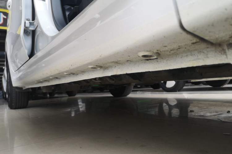 Used Wuling Hongguang New Energy 2025 Extended-Range Hybrid 50KM Comfort Version Right Side Sill