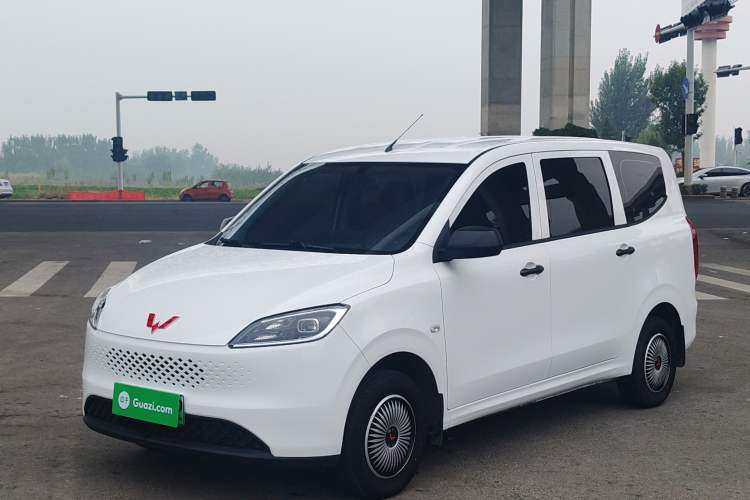 Wuling Hongguang New Energy 2025 Extended-Range Hybrid 50 km Standard Version