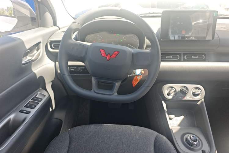 Used Wuling Hongguang New Energy 2025 Extended-Range Hybrid 50KM Comfort Version Steering Wheel