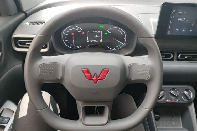 Used Wuling Hongguang New Energy 2025 Extended-Range Hybrid 50KM Comfort Version Steering Wheel