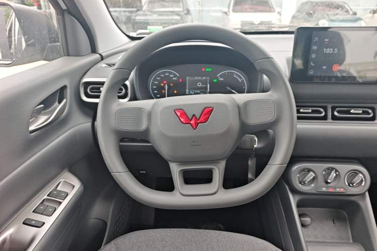 Used Wuling Hongguang New Energy 2025 Model Range-Extending Hybrid 150KM Comfort Edition Steering Wheel