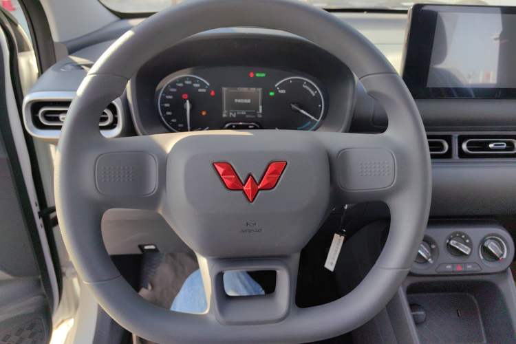 Used Wuling Hongguang New Energy 2025 Extended-Range Hybrid 50KM Comfort Version Steering Wheel