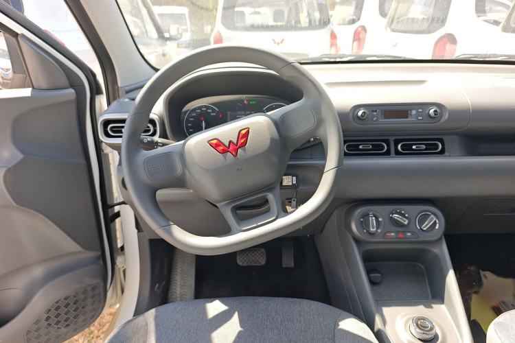 Used Wuling Hongguang New Energy 2025 Extended-Range Hybrid 50 km Utility Version Steering Wheel