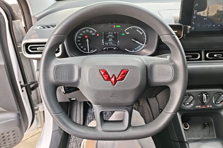 Used Wuling Hongguang New Energy 2025 Extended-Range Hybrid 50KM Comfort Version Steering Wheel