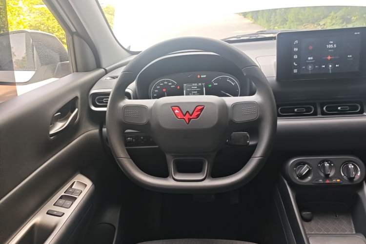 Used Wuling Hongguang New Energy 2025 Model Range-Extending Hybrid 150KM Comfort Edition Steering Wheel