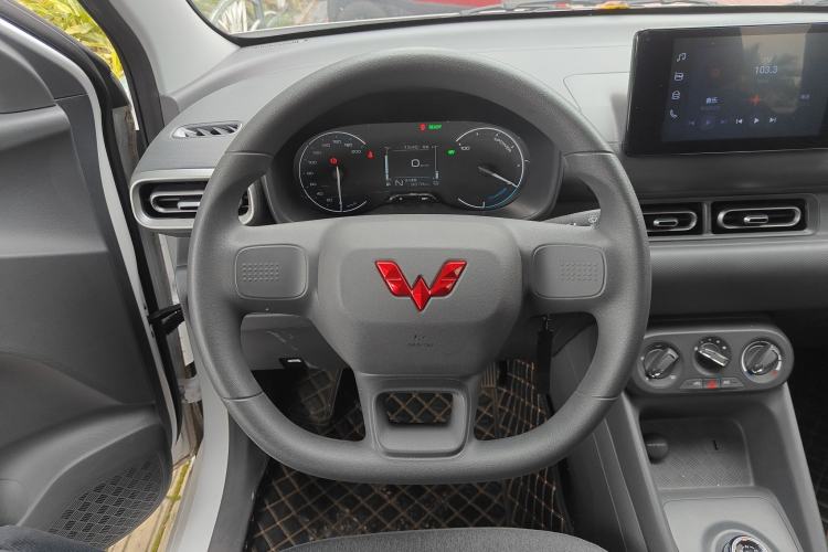 Used Wuling Hongguang New Energy 2025 Extended-Range Hybrid 50KM Comfort Version Steering Wheel