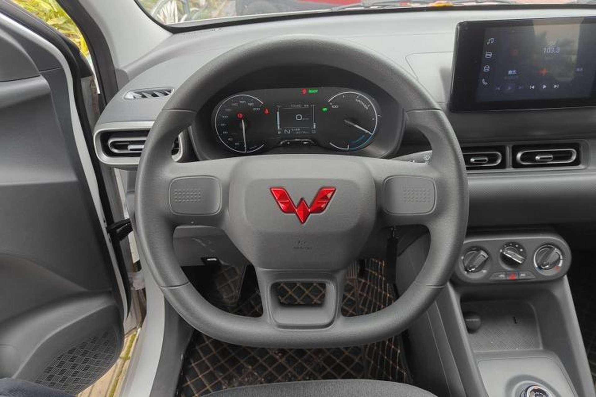 Used Wuling Hongguang New Energy 2025 Extended-Range Hybrid 50KM Comfort Version Steering Wheel