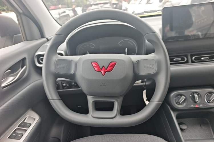 Used Wuling Hongguang New Energy 2025 Model Range-Extending Hybrid 150KM Comfort Edition Steering Wheel