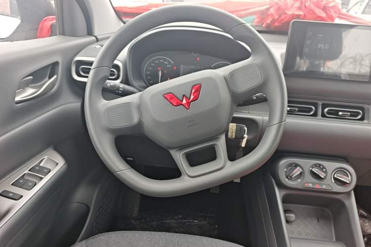 Used Wuling Hongguang New Energy 2025 Model Range-Extending Hybrid 150KM Comfort Edition Steering Wheel