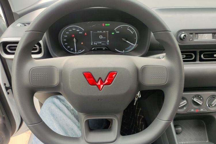 Used Wuling Hongguang New Energy 2025 Extended-Range Hybrid 50 km Utility Version Steering Wheel