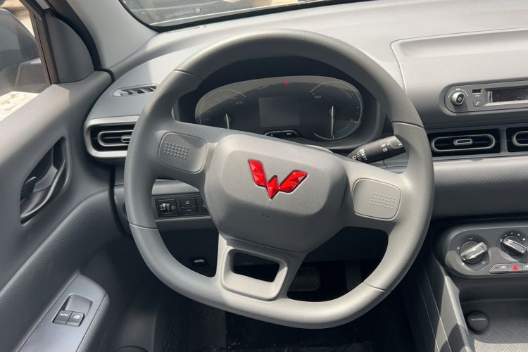 Used Wuling Hongguang New Energy 2025 Extended-Range Hybrid 50 km Utility Version Steering Wheel