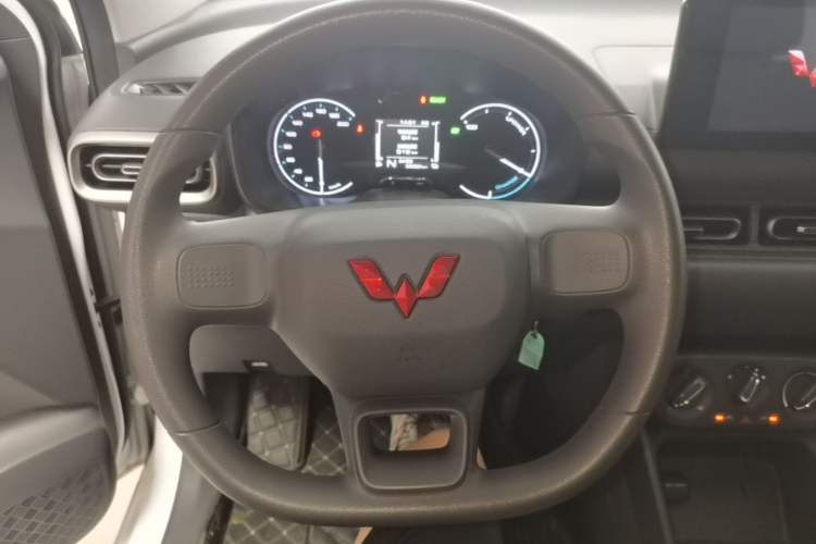 Used Wuling Hongguang New Energy 2025 Model Range-Extending Hybrid 150KM Standard Edition Steering Wheel