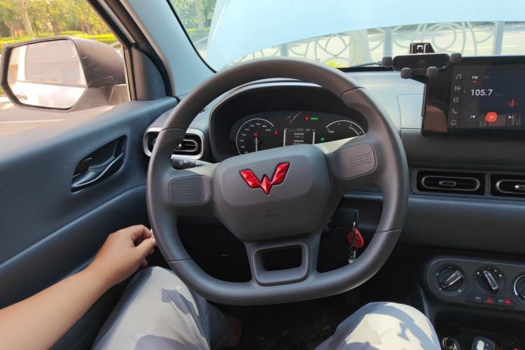 Used Wuling Hongguang New Energy 2025 Model Range-Extending Hybrid 150KM Standard Edition Steering Wheel