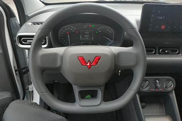 Used Wuling Hongguang New Energy 2025 Model Range-Extending Hybrid 150KM Comfort Edition Steering Wheel