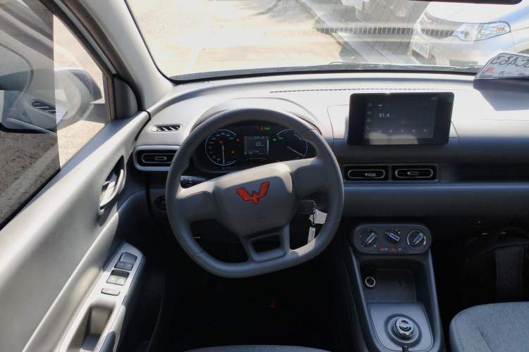 Used Wuling Hongguang New Energy 2025 Extended-Range Hybrid 50KM Comfort Version Steering Wheel