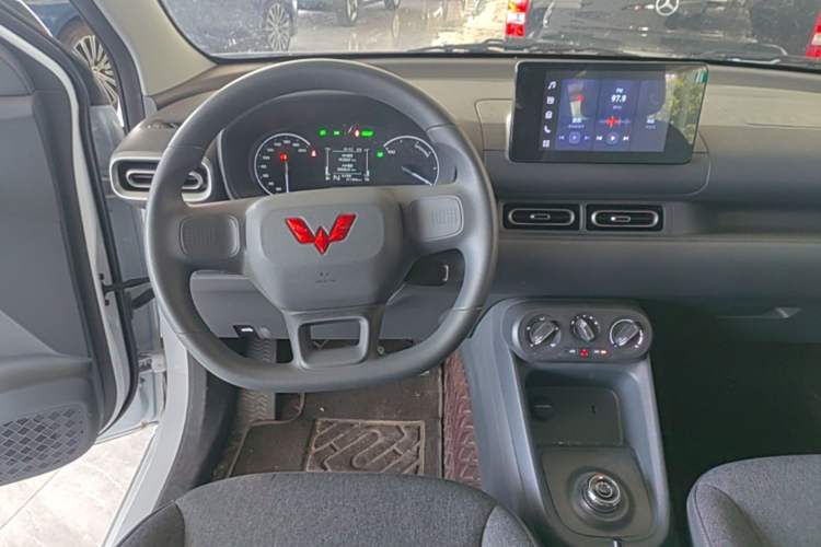 Used Wuling Hongguang New Energy 2025 Extended-Range Hybrid 50KM Comfort Version Steering Wheel