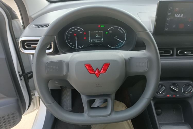 Used Wuling Hongguang New Energy 2025 Model Range-Extending Hybrid 150KM Comfort Edition Steering Wheel