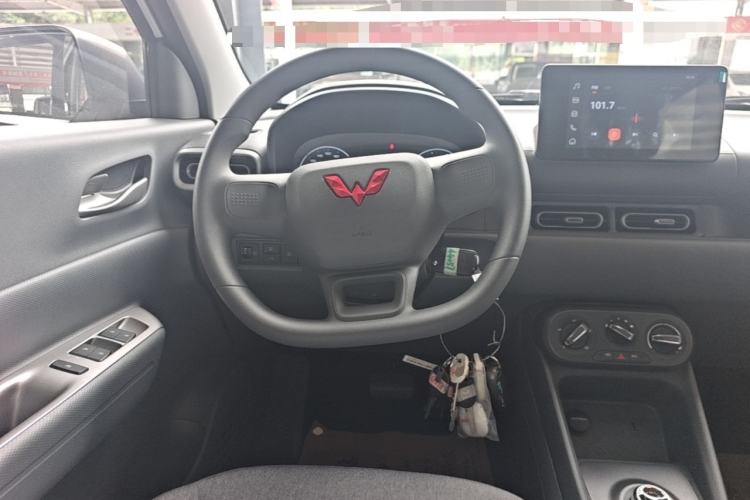 Used Wuling Hongguang New Energy 2025 Model Range-Extending Hybrid 150KM Comfort Edition Steering Wheel