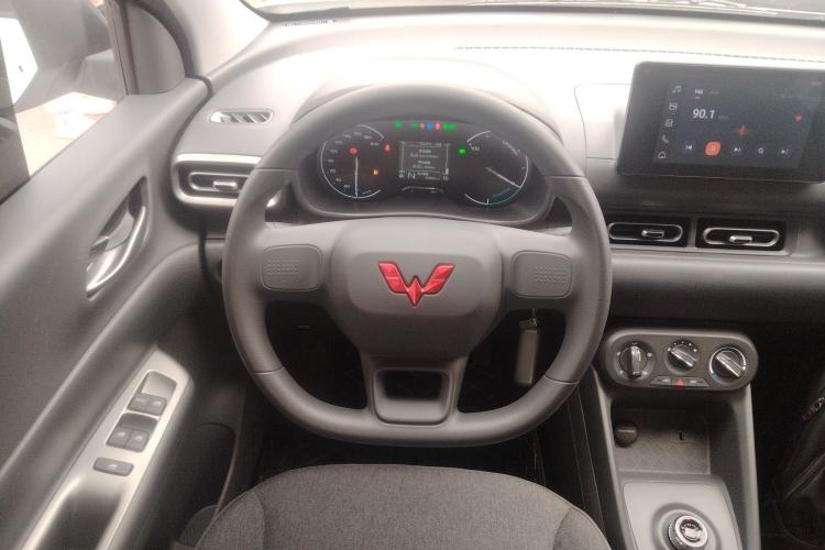 Used Wuling Hongguang New Energy 2025 Extended-Range Hybrid 50KM Comfort Version Steering Wheel