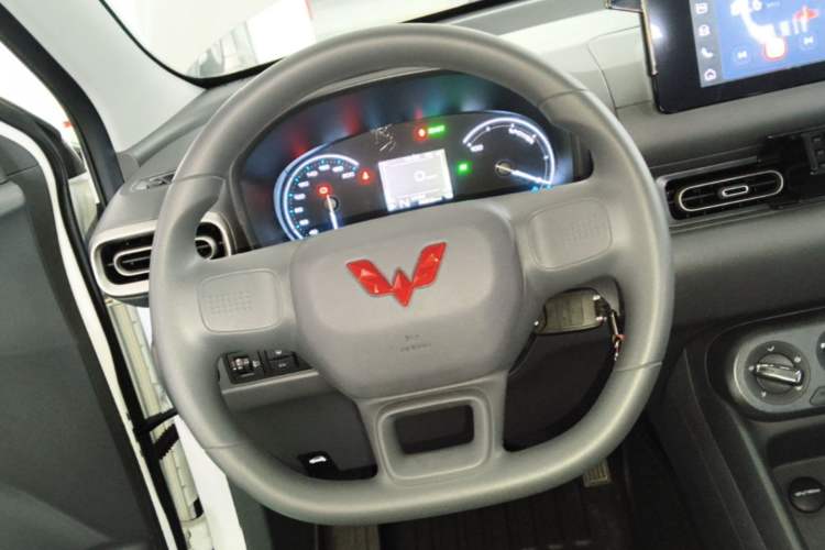 Used Wuling Hongguang New Energy 2025 Model Range-Extending Hybrid 150KM Comfort Edition Steering Wheel