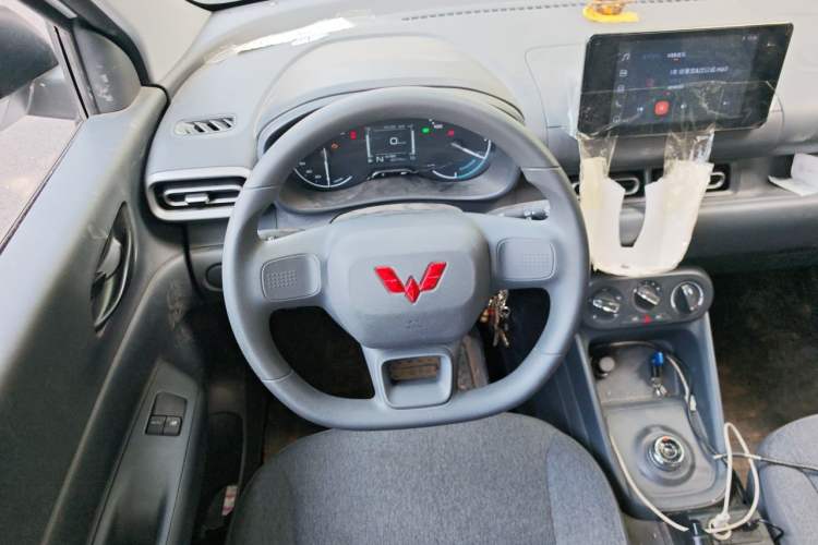 Used Wuling Hongguang New Energy 2025 Extended-Range Hybrid 50 km Standard Version Steering Wheel