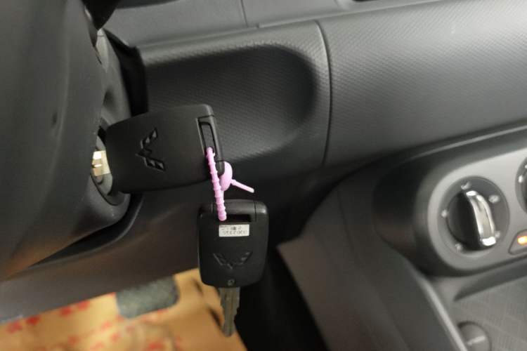 Used Wuling Hongguang New Energy 2025 Extended-Range Hybrid 50 km Standard Version Vehicle Key